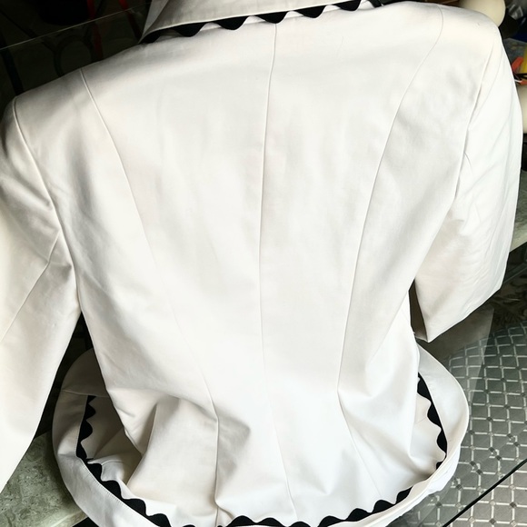 DANA BUCHMAN white Blazer with black ribbon details in waist and front up collar - Picture 2 of 12